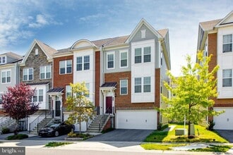 Building Photo - 7921 Breezy Knoll Ln