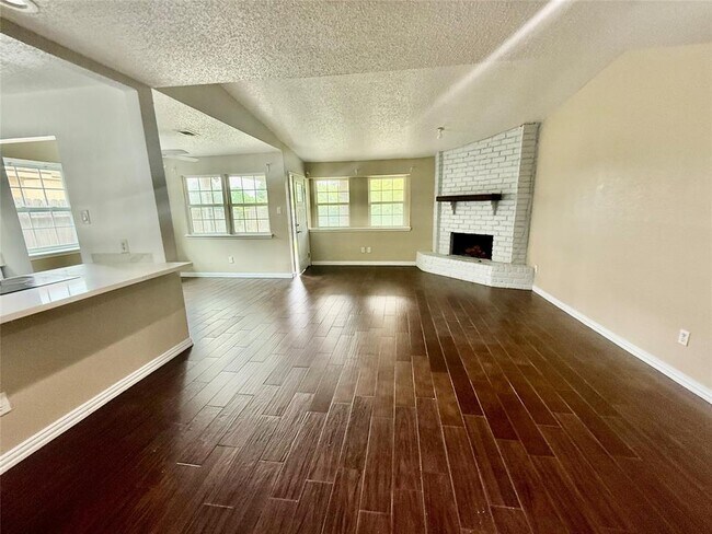 Foto del edificio - 8818 Fern Valley Dr