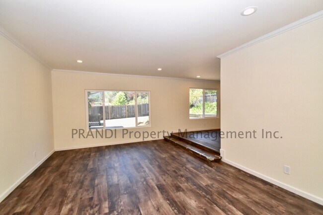 Foto del edificio - Beautifully Remodeled, 4 Bedroom/2 Bathroo...