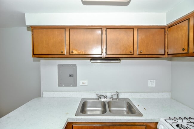 Building Photo - 665 W Wrightwood Ave