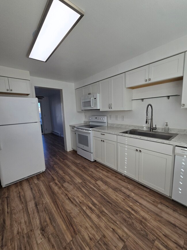 Foto del edificio - 1290 Redwood Cir