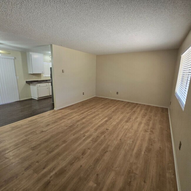 Building Photo - Sweet home with tons of storage