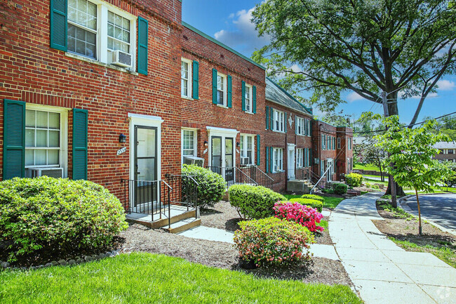 Building Photo - Skyland Apartments