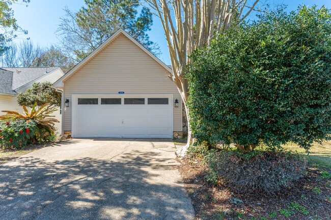 Building Photo - Charming & Updated home in Blue Pine Village!