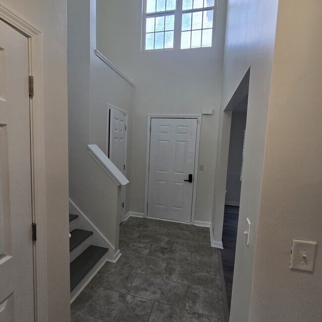 Building Photo - "Charming 3-Bed Retreat with 2.5 Baths on Cimmaron Court, Hampton!"