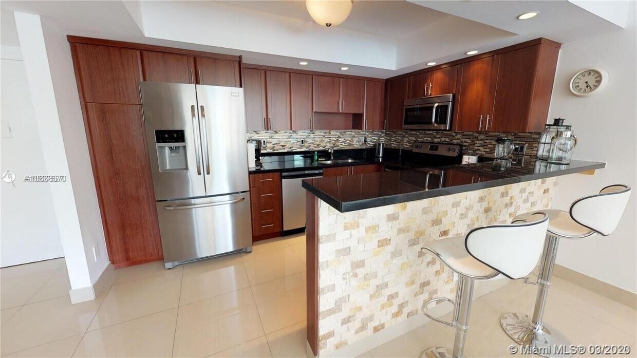 Foto principal - 19370 Collins Ave