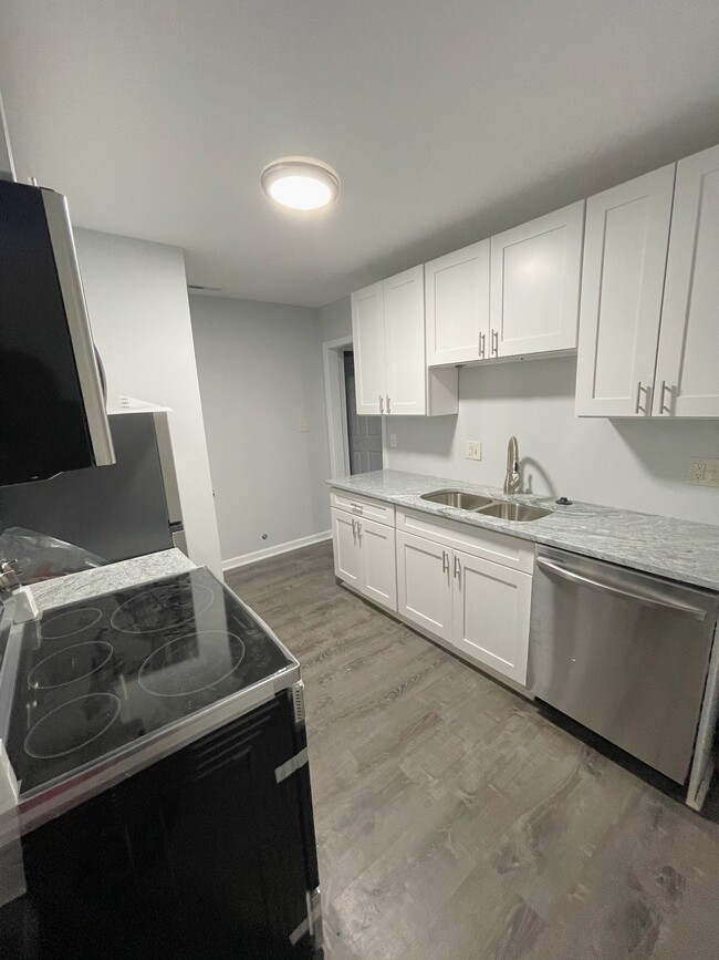 Kitchen - 1025 Holland Ave