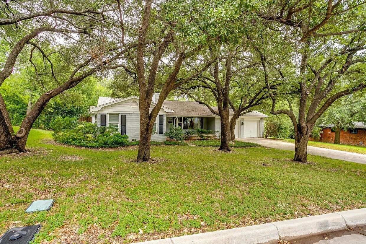 Foto principal - Charming 3-Bed, 2-Bath Home in Fort Worth'...