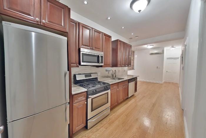 Foto principal - 3 bedroom in New York NY 10019