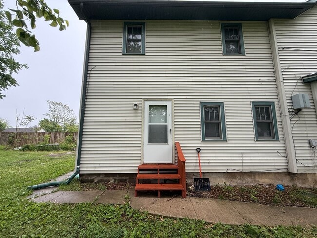 Building Photo - Affordable Lower Unit Close to Downtown