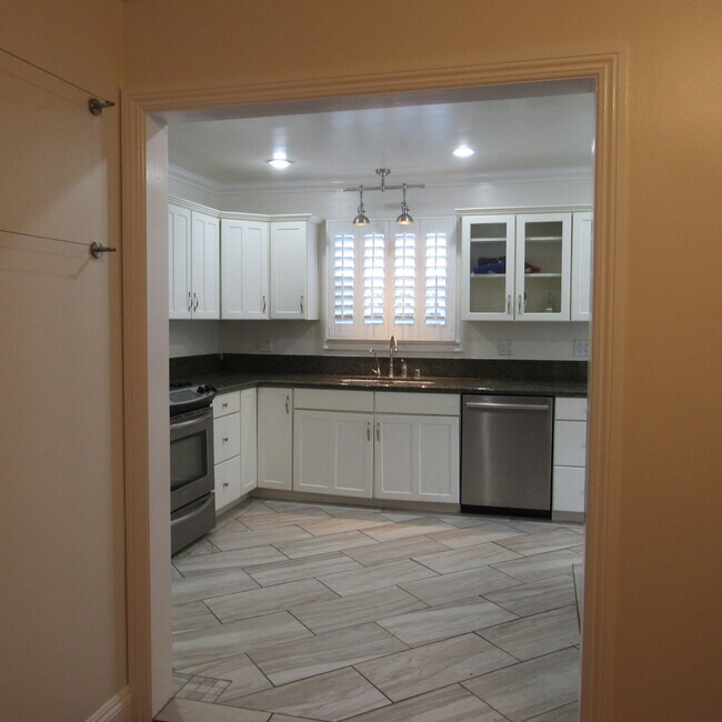 Building Photo - 48 E Forest Ave