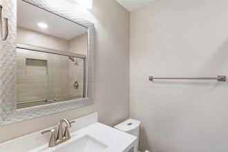 Building Photo - 2201 Fountain View Dr