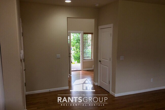 Foto del edificio - Spacious 4-Bedroom Craftsman Home in Lacey!