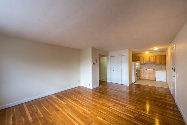 Foto del edificio - One Bedroom - 637sf - top floor - BU