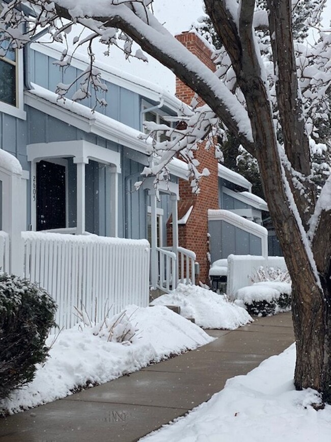 Building Photo - Three Bedroom Townhome with Pool