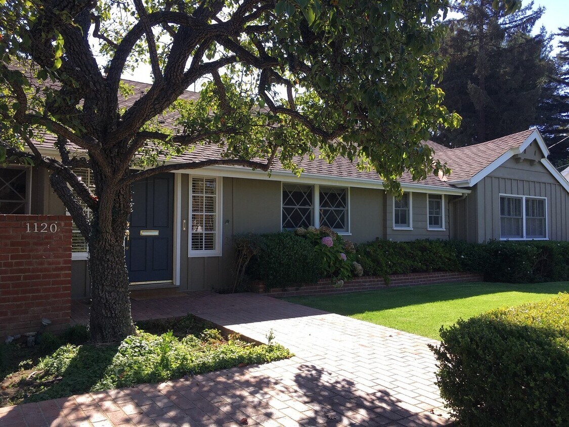 Foto principal - Immaculate Ranch Style Home in Pacific Pal...