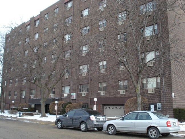 Building Photo - 4600 N Cumberland Ave