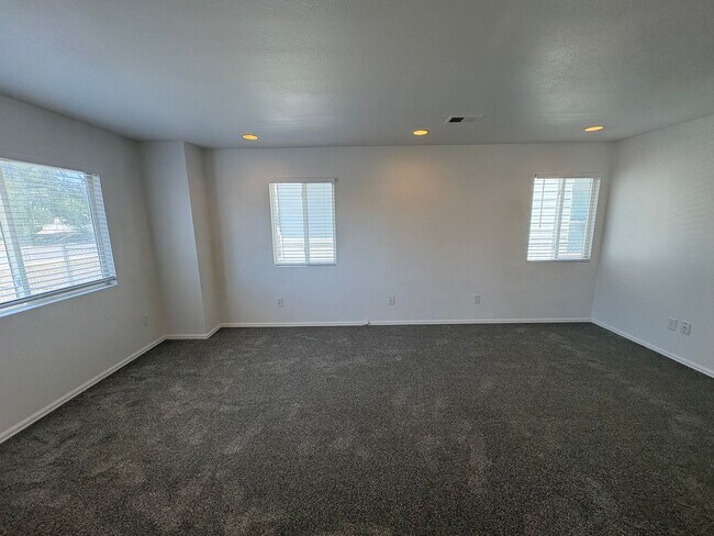 Building Photo - Fully Renovated 3 Bed 2.5 Bath Townhome w/ 1 Car Garage & Yard!