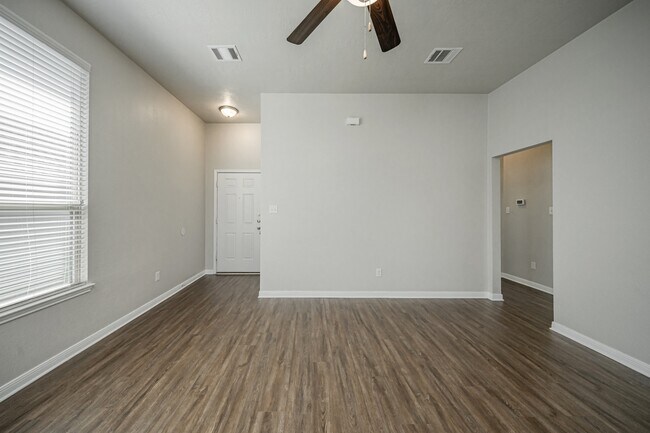 Foto del edificio - 2211 John Ross Ct