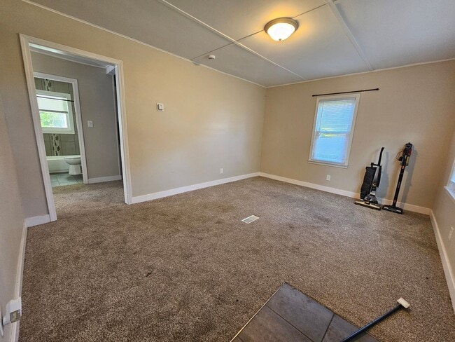 Foto del edificio - 2 bed 1 bath with Garage