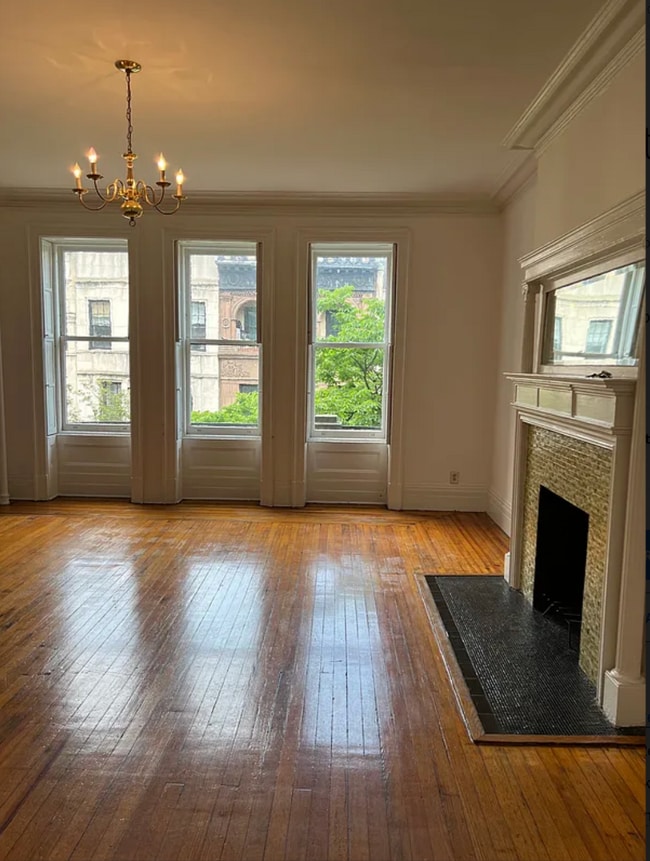 Building Photo - 121 E 39th St