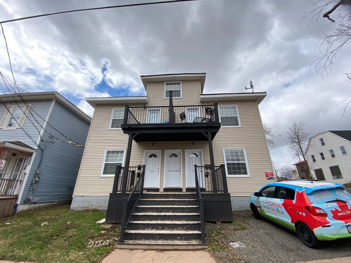 Building Photo - 260 Robinson St