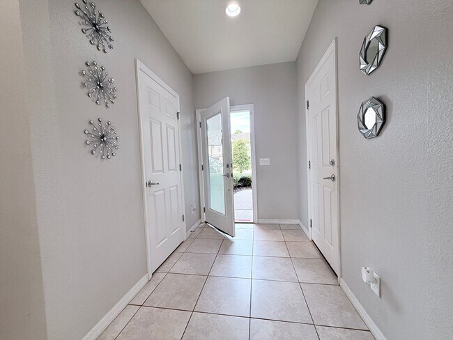 Foto del edificio - Updated Townhome in Gated Community, Spaci...