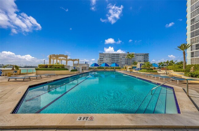 Foto del edificio - 7601 E Treasure Dr