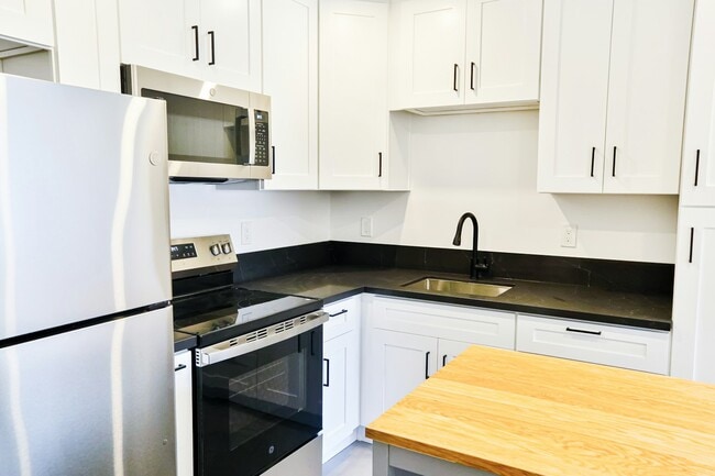 Building Photo - 567 Madrona St