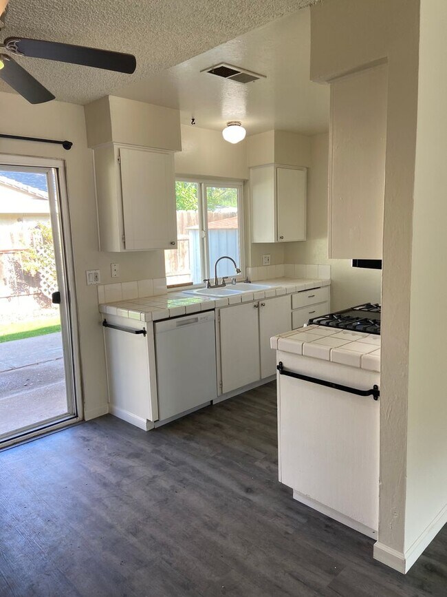 Foto del edificio - Orangevale 3 bdrm, 2 bath home near school...
