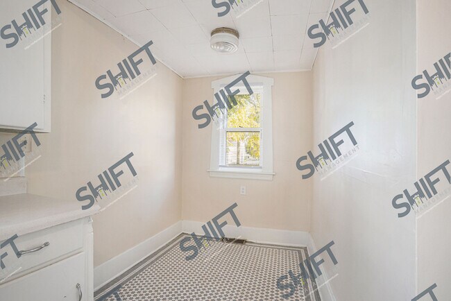 Foto del edificio - 410 Marion Place #1 -- Cozy bottom Unit