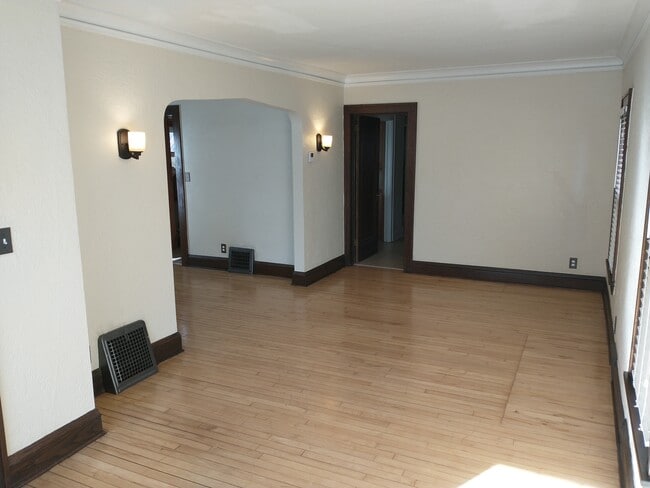 Building Photo - 1315 29th Ave NE