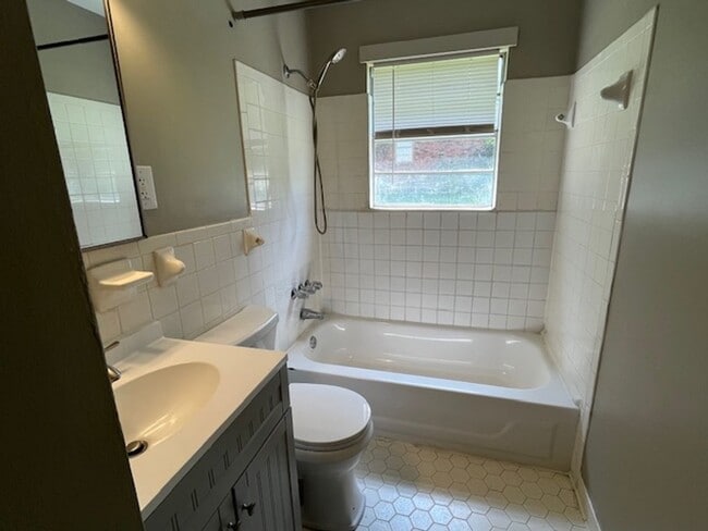 Building Photo - Renovated 3 Bedroom 1 Bath Home for Rent!
