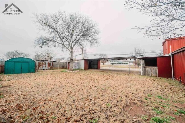 Building Photo - 808 S Yosemite St