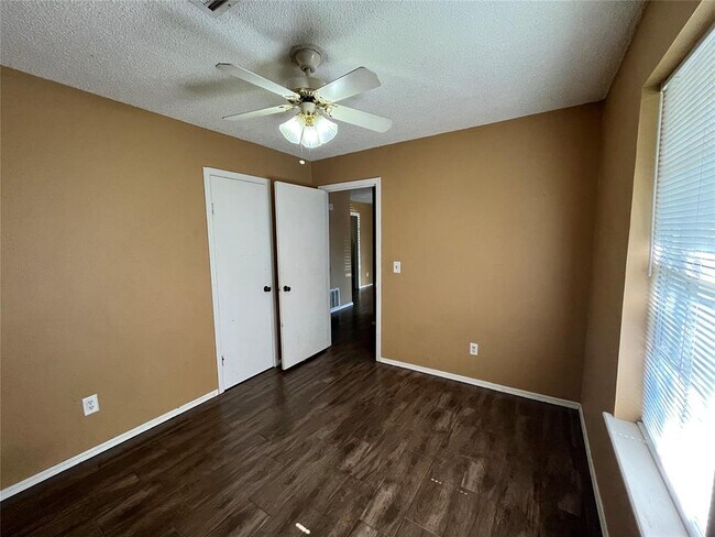 Foto del edificio - 829 Russell Cir