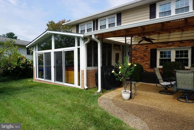 Building Photo - 927 Fairway Dr NE