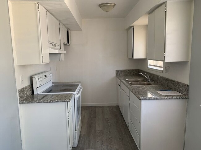 Building Photo - 3500 Rainbow Ln