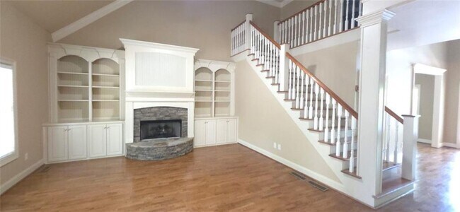Foto del edificio - 606 Lakeshore Ct