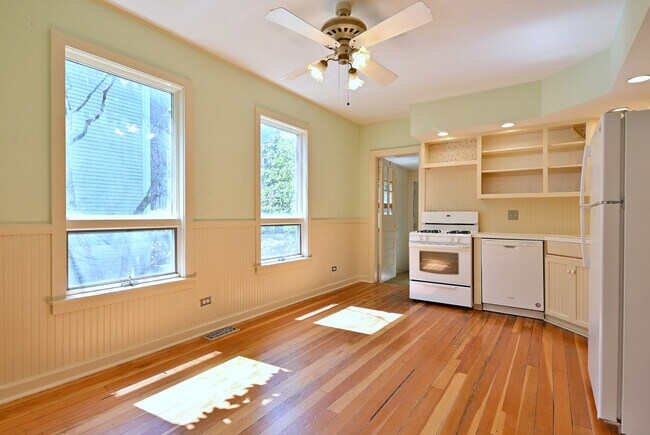 Foto del edificio - 2724 N Racine Ave