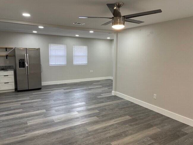 Building Photo - 112 Park Ln Dr