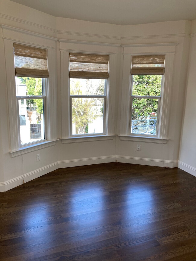 Living room - 2791 Greenwich St