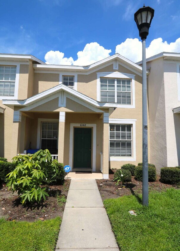 Foto principal - Spacious 2 Bedroom, 2 1/2 Bath Townhome in...