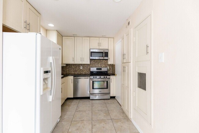 Building Photo - 8038 Broadway #118K