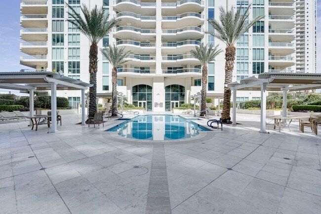 Foto del edificio - GORGEOUS VIEWS FROM 8th FLOOR UNIT located...