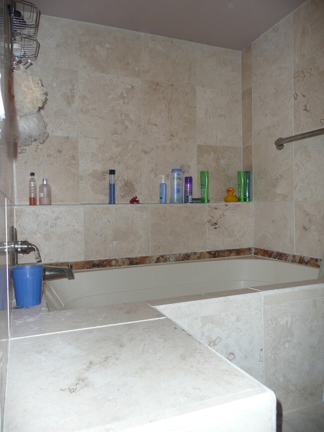 Foto del edificio - 1017 E Roma Ave