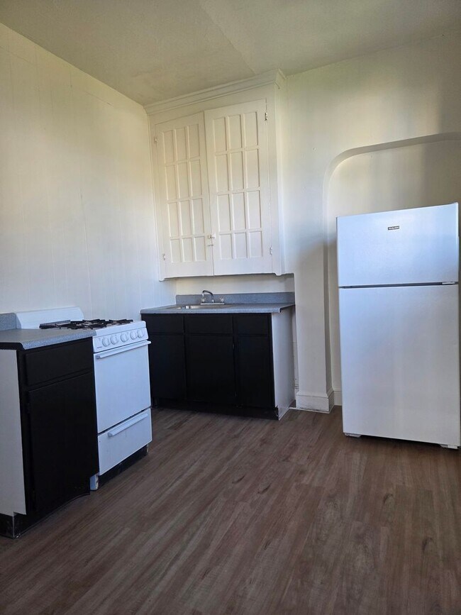 Building Photo - 410 S Pershing Ave