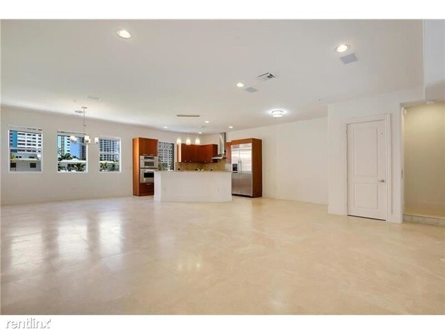 Foto del edificio - 3037 Riomar St