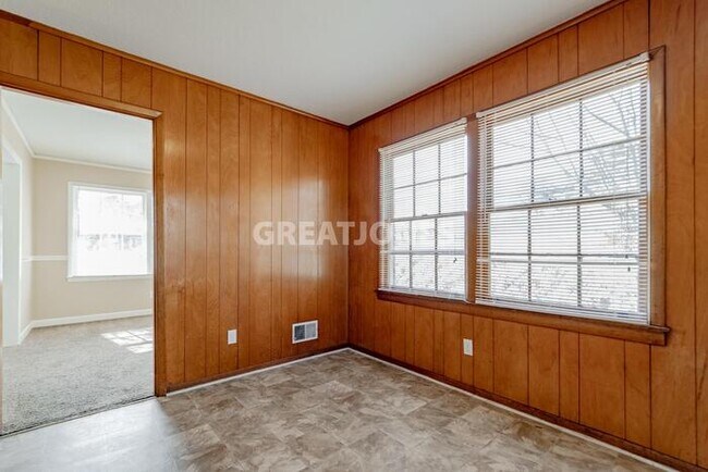 Building Photo - 2300 Oakcrest Rd