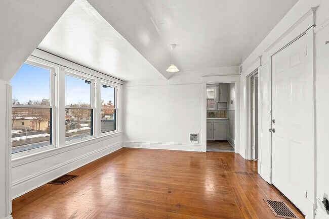 Foto del edificio - 1027 W Maxwell Ave