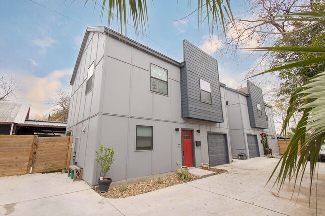 Building Photo - Minutes to the Heart of Downtown!